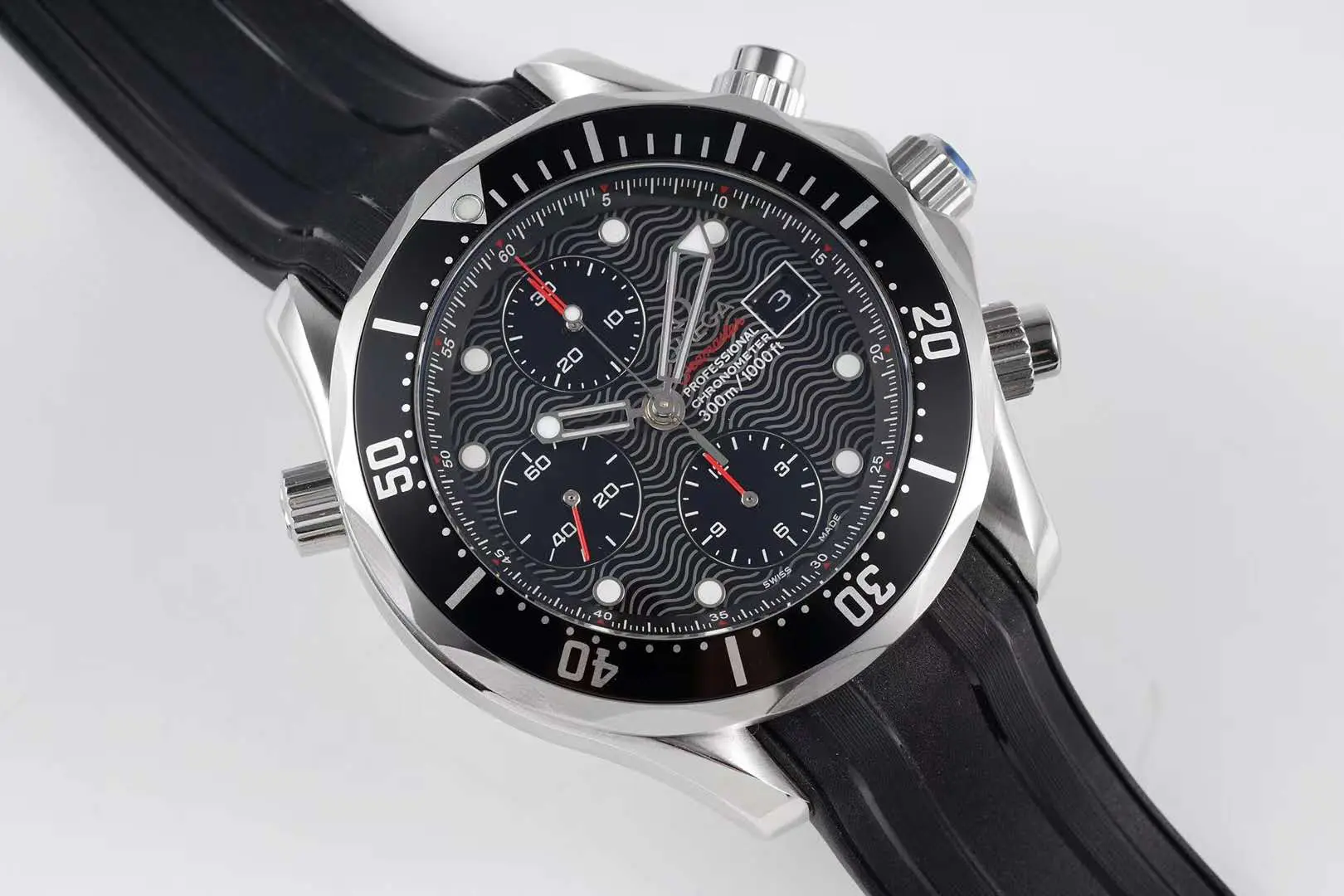 Seamaster Diver 300m chronographe cadran noir sur bracelet en caoutchouc – Image 4