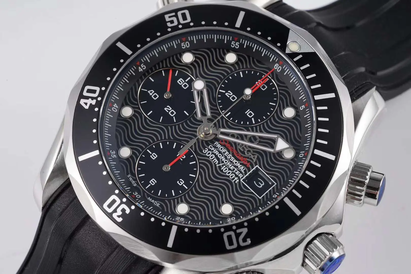 Seamaster Diver 300m chronographe cadran noir sur bracelet en caoutchouc – Image 2