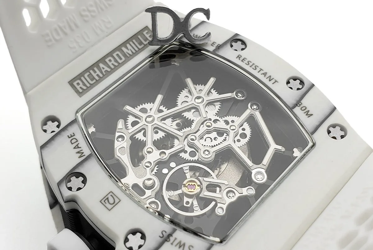 RM 035-02 Black Toro Americas en carbone NTPT sur bracelet en caoutchouc blanc – Image 5