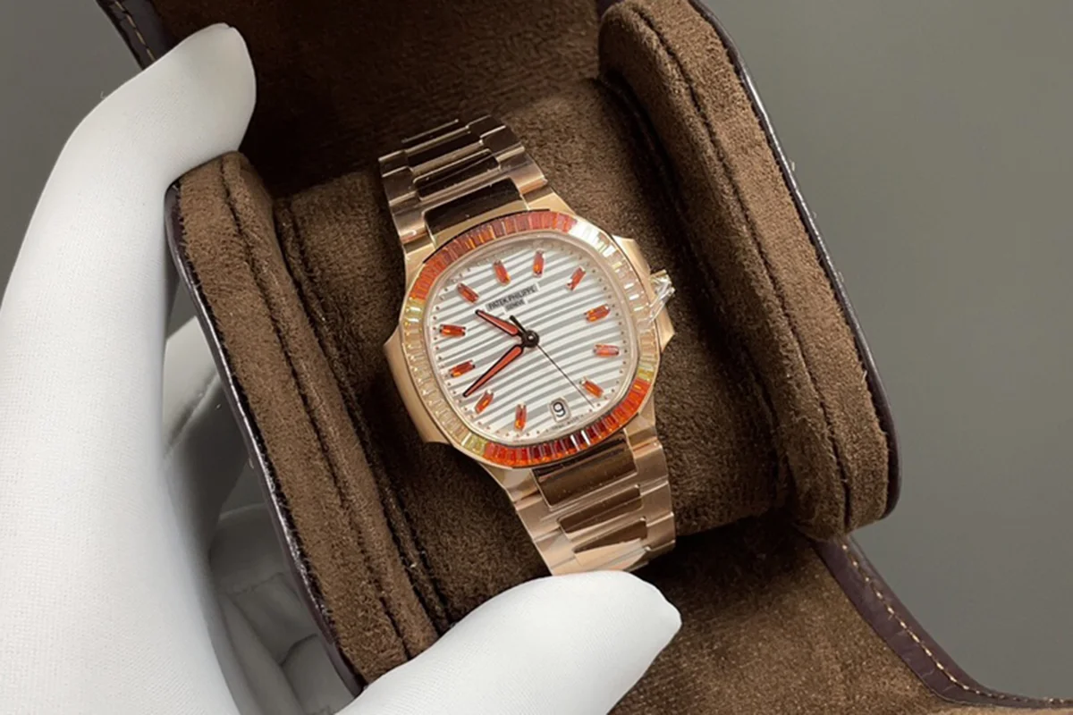 Nautilus 7118 White Dial with Diamond Markers in Rose Gold