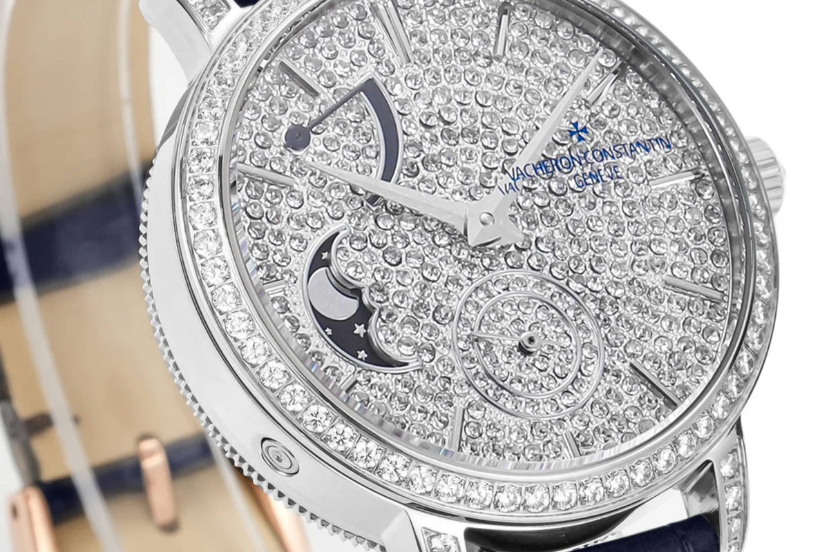 Traditionelle Moon Phase Diamond Paved Dial in White Gold